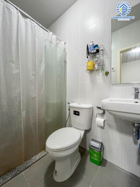 ทาวน์เฮ้าส์มือสองย่านนนทบุรี โครงการ เปี่ยมสุข S-Gate แจ้งวัฒนะ-กาญจนาภิเษก เนื้อที่มากถึงเกือบ 28 ตร.ว. ฟังก์ชัน 3 ห้องนอน 2 ห้องน้ำ 2 ที่จอดรถ บนทำเลเดินทางสะดวก เชื่อมต่อถ.กาญจนาภิเษก, ถ.ราชพฤกษ์, ถ.345 ใกล้รถไฟฟ้าสายสีม่วง "สถานีคลองบางไผ่" และทางด่วน "กาณจนาภิเษก"